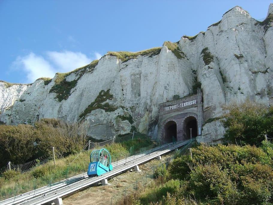 Idealement Situe "Le Studio" Les Locations Isahora Sont Aussi A 2 Pas Du Chateau D'Eu, Des Falaises Du Treport, De Mers Les Bains Et Aux Portes De La Baie De Somme Eu (Seine-Maritime) Ngoại thất bức ảnh